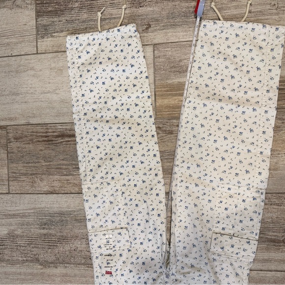 Levi’s Floral 94’ Baggy Cargo Pants - Picture 7 of 11